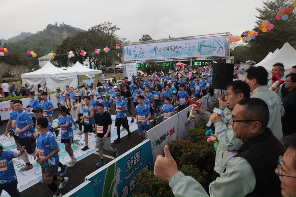 曾文水庫馬拉松熱血開跑　黃偉哲鳴笛助陣3,650名跑者齊衝刺