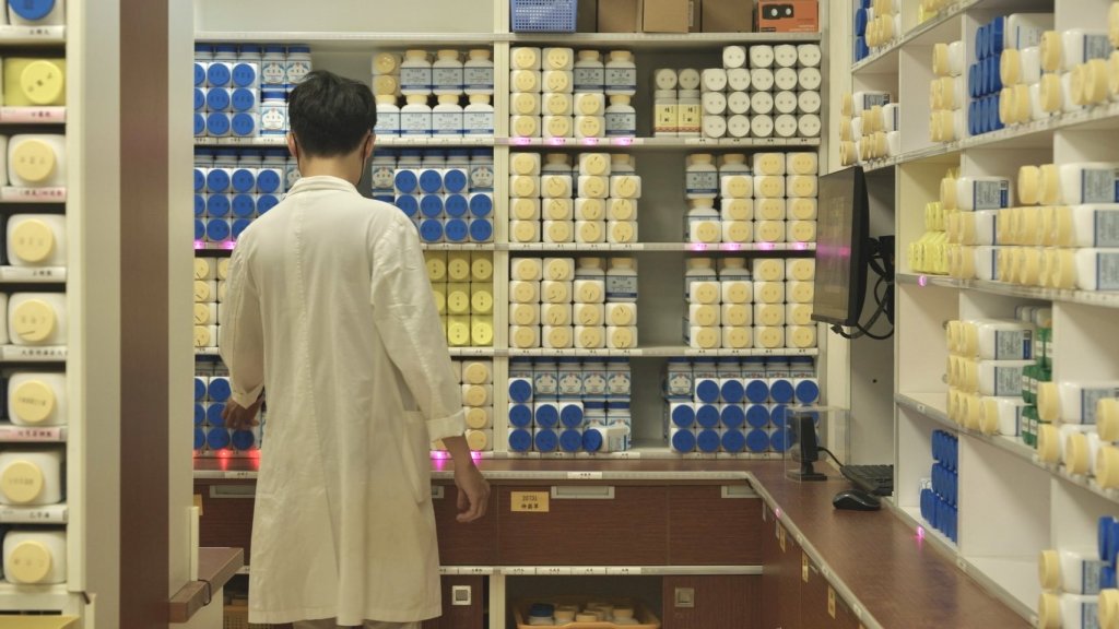 全台少見！安南醫院中藥局導入智慧燈號  就藥流程更快更準