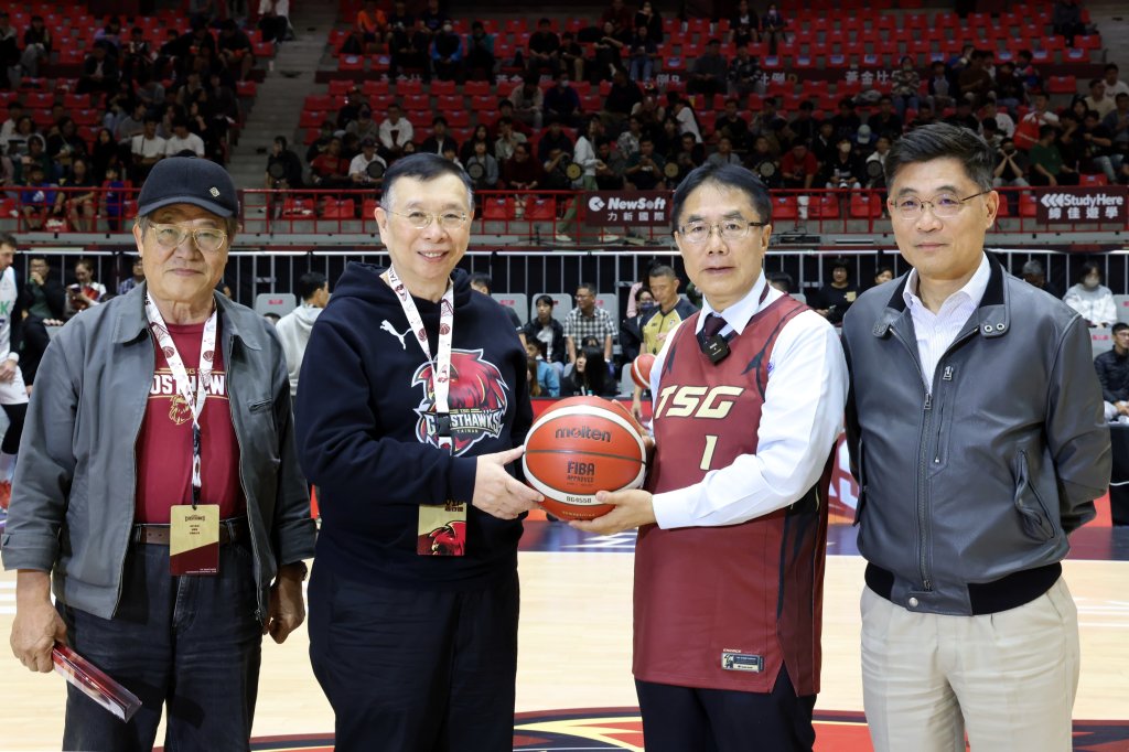 主場開幕戰氣勢爆棚   黃偉哲為台鋼獵鷹新賽季振臂加油