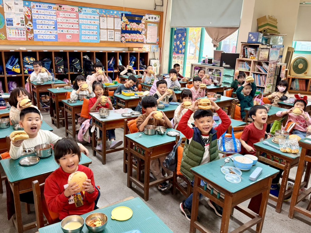 聖誕鐘聲一響   餐桌就有驚喜！臺南校園巧思打造節慶特色午餐