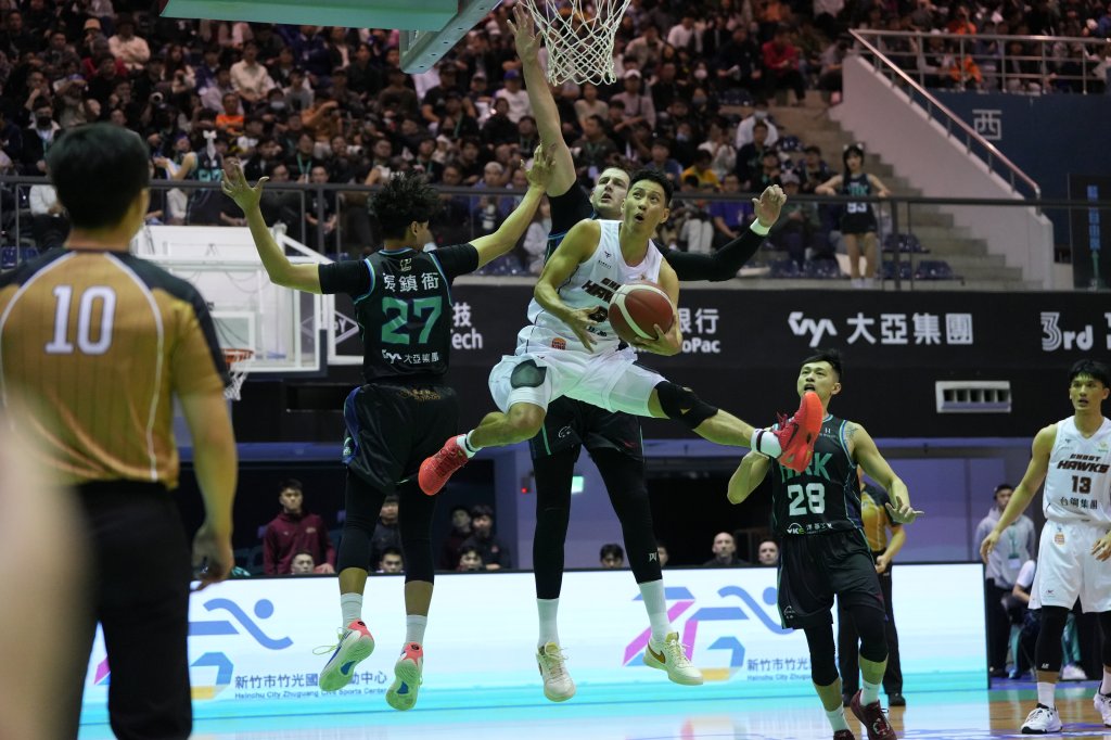 調度奏效、團隊開火 台鋼獵鷹客場打出完美下半場