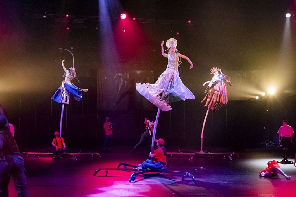 海天為幕、沙灘為舞台 落山風藝術季《海口狂想曲》震撼登場