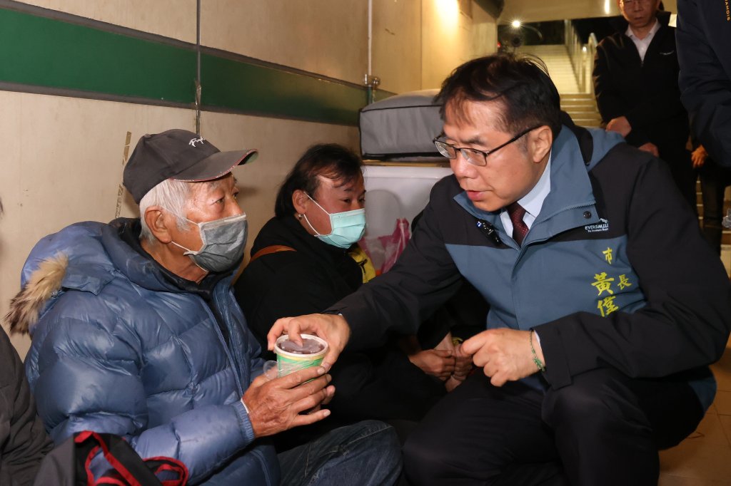 寒流來了愛不缺席   黃偉哲關懷街友暖心啟動