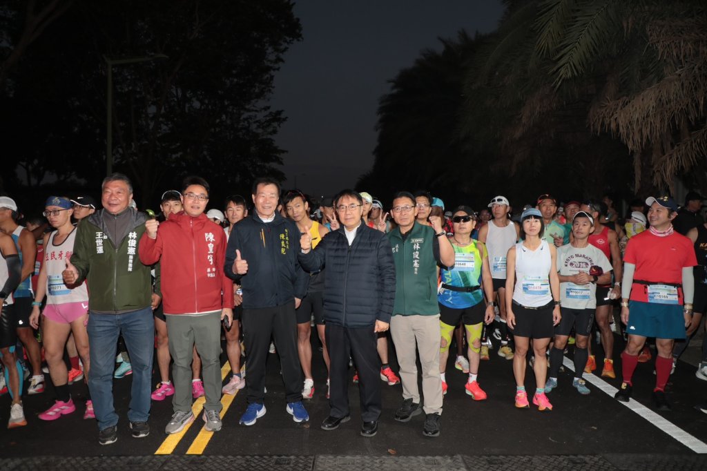 萬人開跑嗨翻臺南！2026臺灣國際馬拉松登場   黃偉哲鳴槍為跑者加油