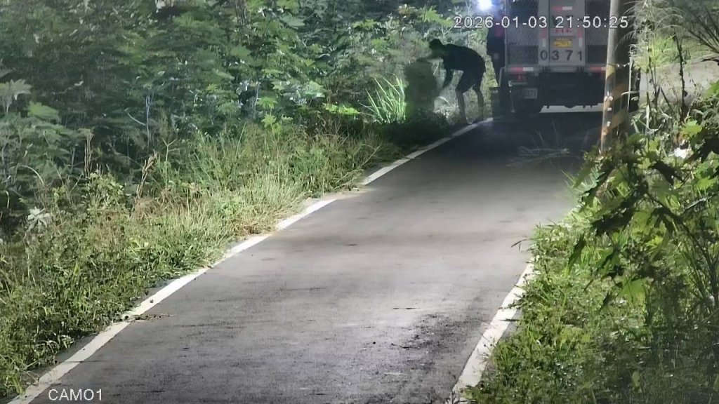 影/亂倒垃圾科技執法直接抓   屏東114年裁罰逾352萬元