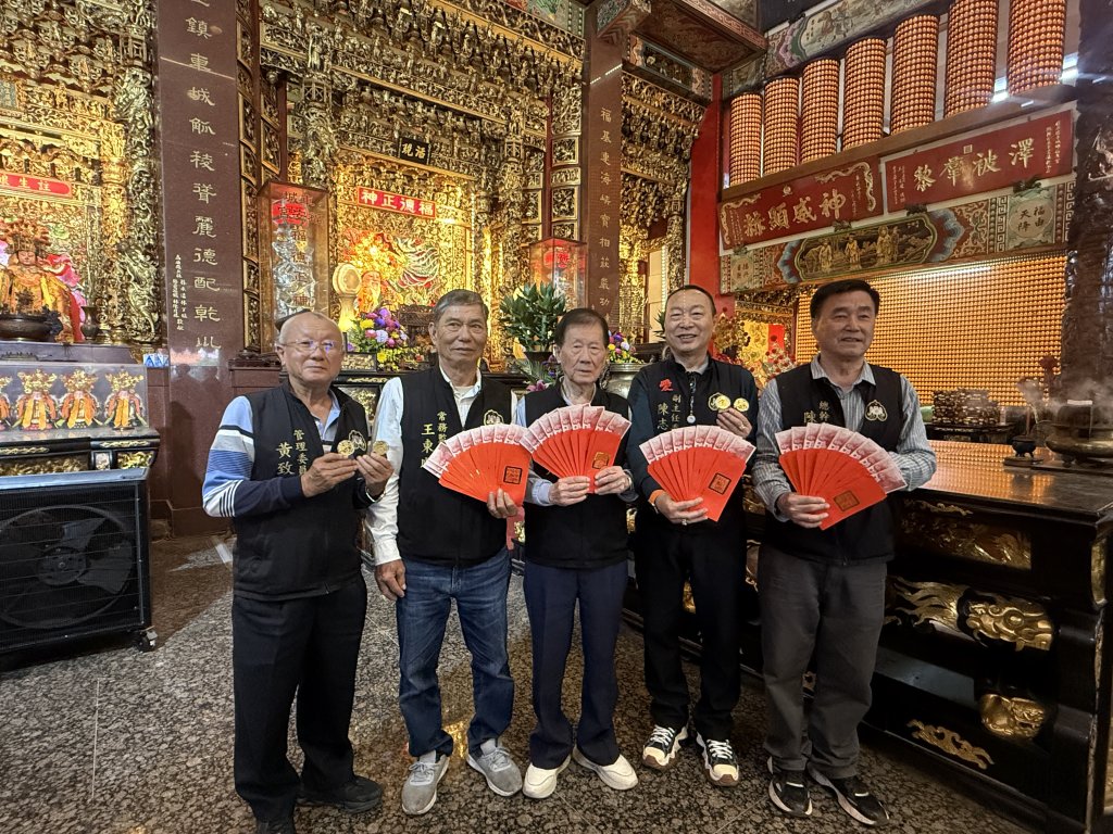 不必搶頭香也有好運　車城福安宮除夕拜頭香「馬上有財」