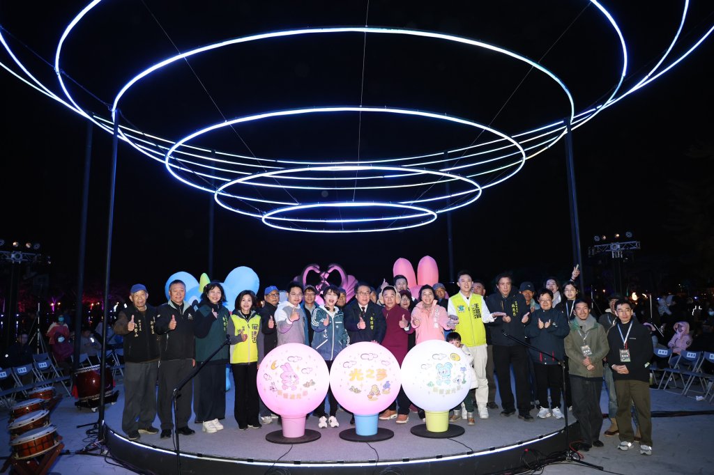 天鵝湖變身光影仙境！2026新營波光節今啟動    原創IP共譜夢幻篇章