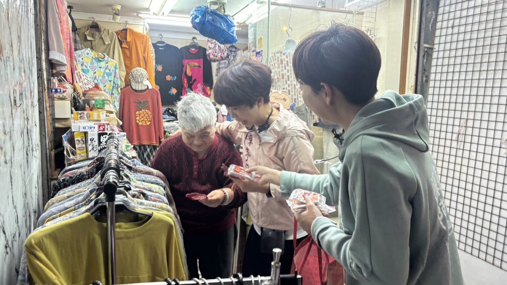 年前掃街超吸睛！陳亭妃合體陳怡珍快閃市場　東菜市、水仙宮民眾熱情擊掌