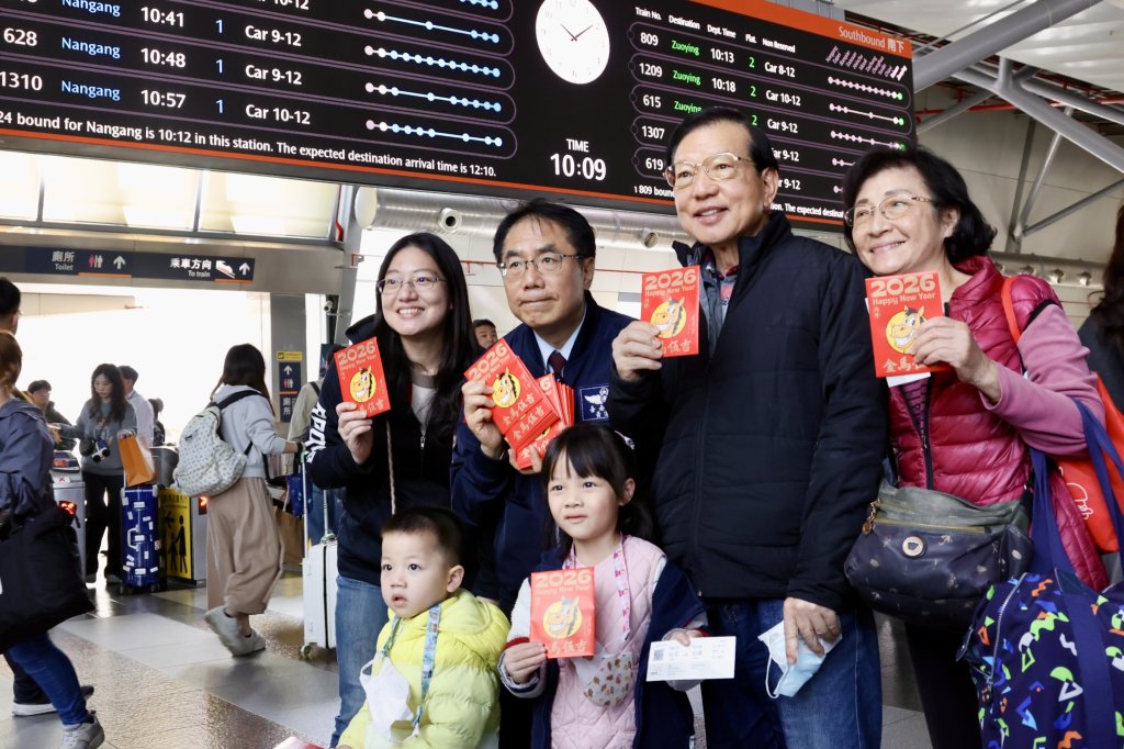 春節首日人潮爆滿　黃偉哲視察高鐵台南站、台鐵台南站疏運　暖送新春祝福