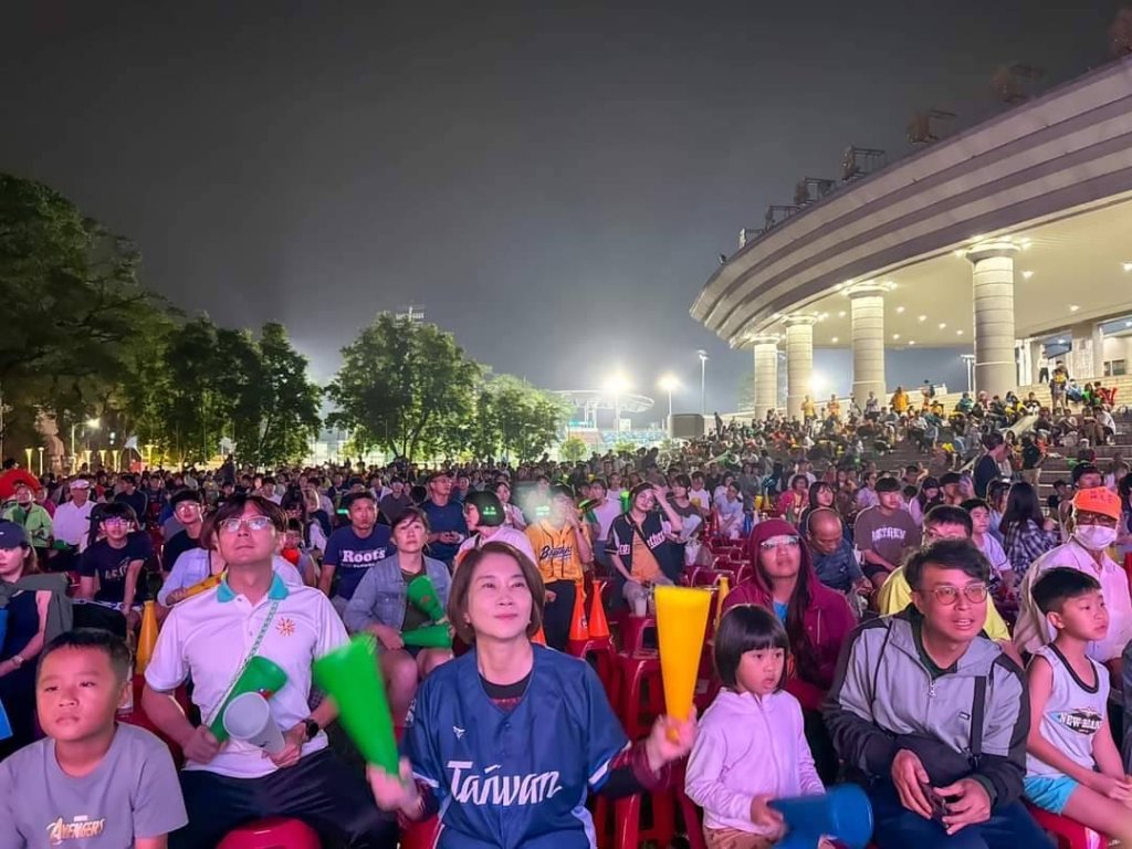 熱血開戰！屏東夜空點燃棒球魂　戶外轉播WBC齊聲應援