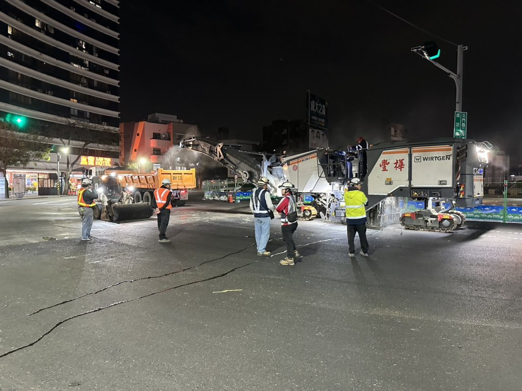 臺南火車站前廣場改造 夜間趕工完成 U型雙向通行上班首日運作順暢