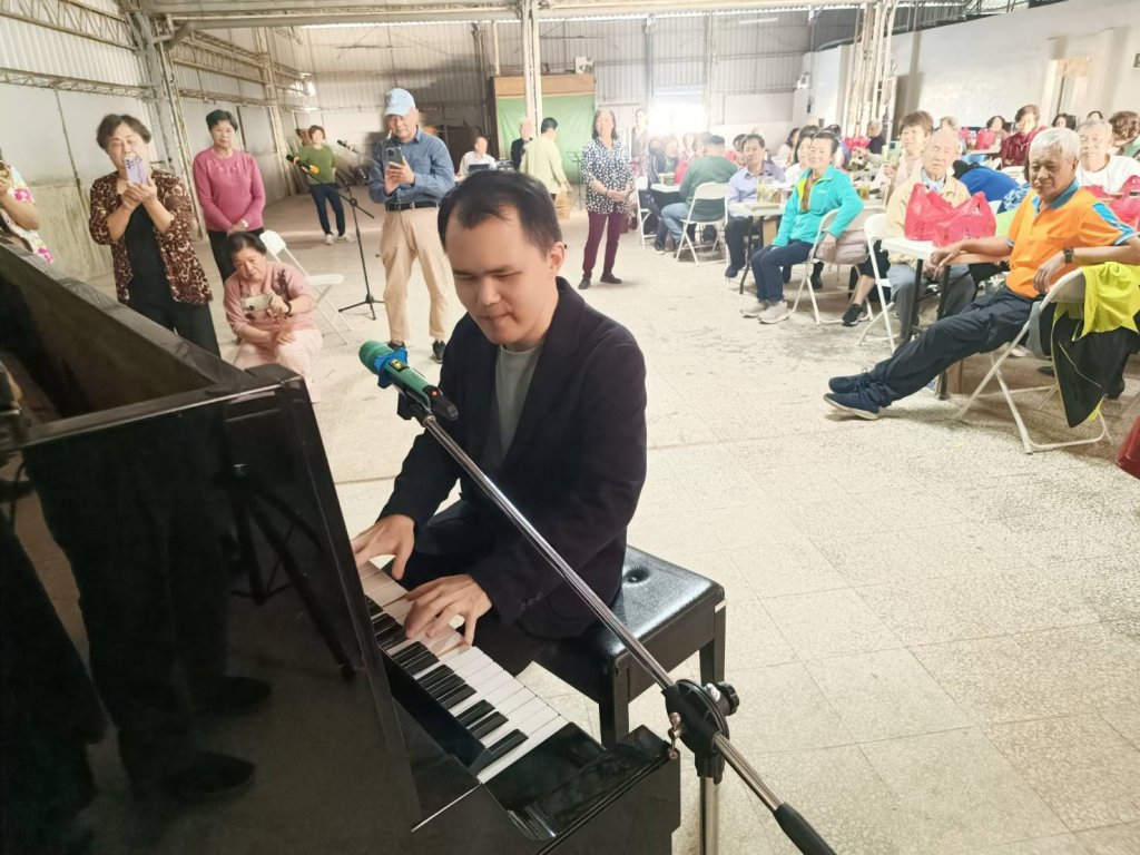 從黑暗走向音樂光芒 樂齡學員與國際視障鋼琴家許哲誠共譜動人旋律