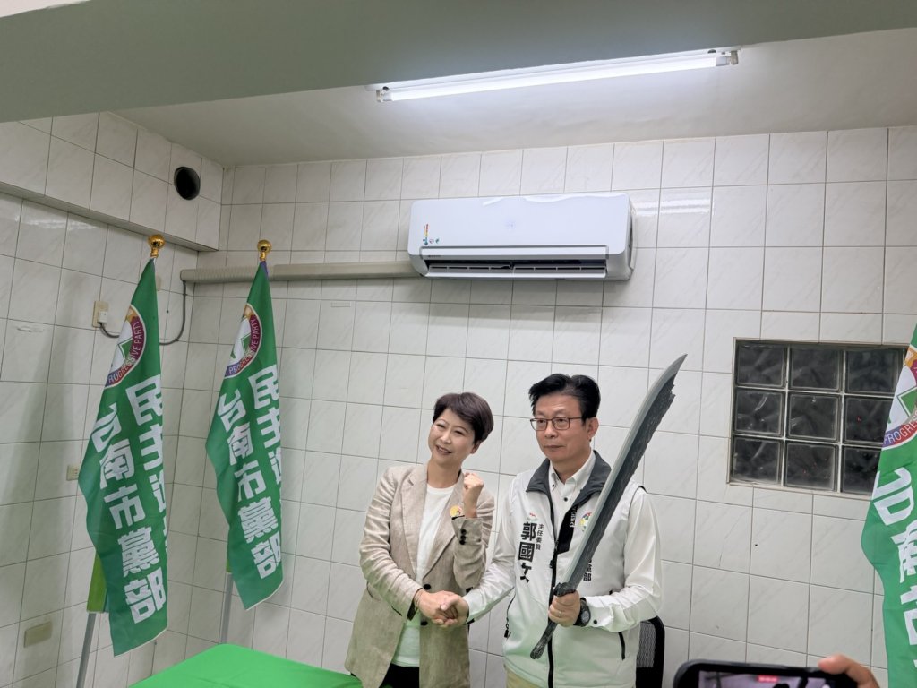 陳亭妃拜會台南市黨部主委郭國文 陳亭妃:手握屠龍刀 我們都是台南隊!