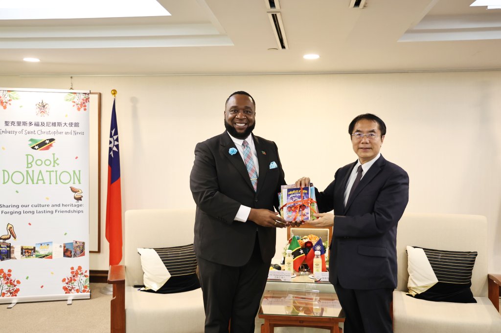 台南深化姊妹市交流 聖克里斯多福及尼維斯贈書促文化連結