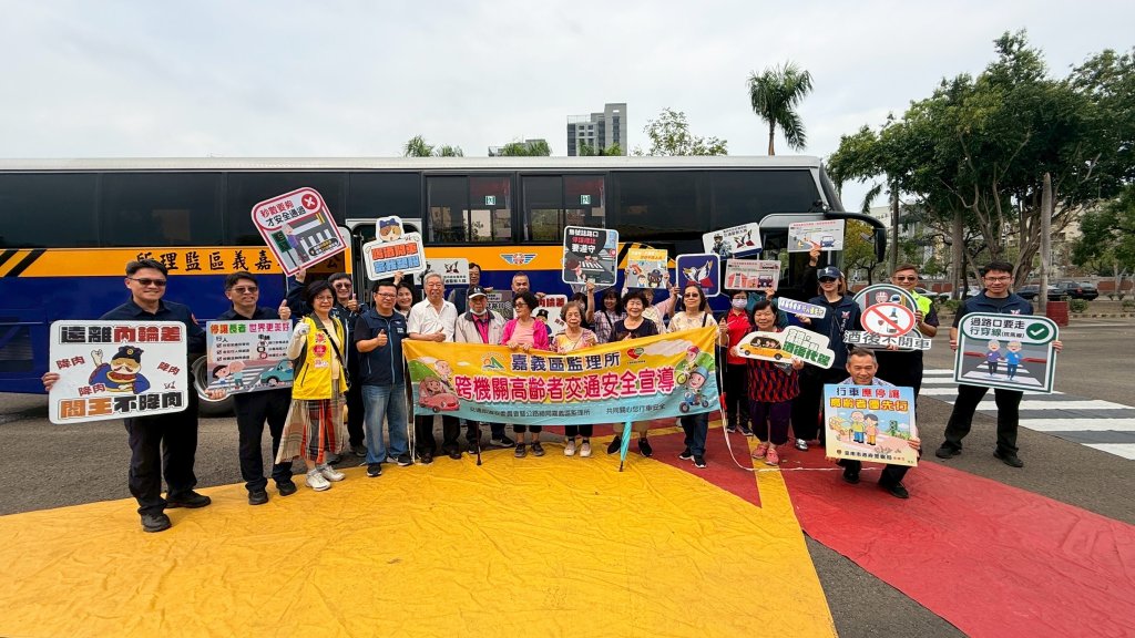 大型車體驗震撼教育 南警提醒用路人遠離大車