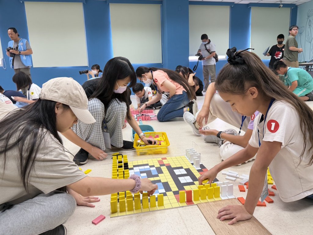 見證青少年韌性　30人拚出8千片骨牌