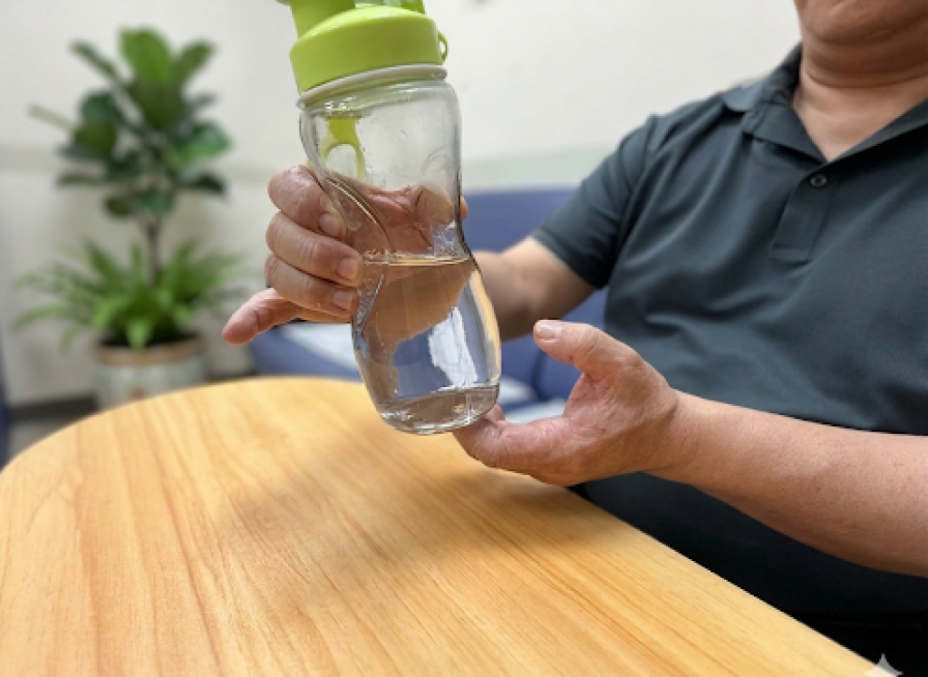 拿水杯都痛！6旬翁罹類風溼性關節炎   中醫針灸助擺脫止痛針