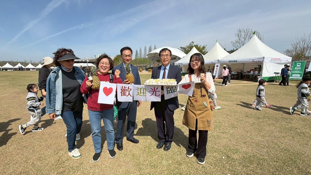 台南市長黃偉哲訪韓 平澤花卉慶典推廣台南鳳梨