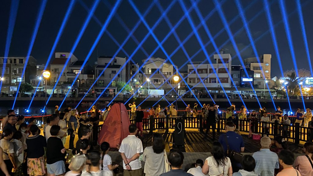 臺南運河百年燈光展吸睛 逾1.5萬人共賞水岸光影盛宴