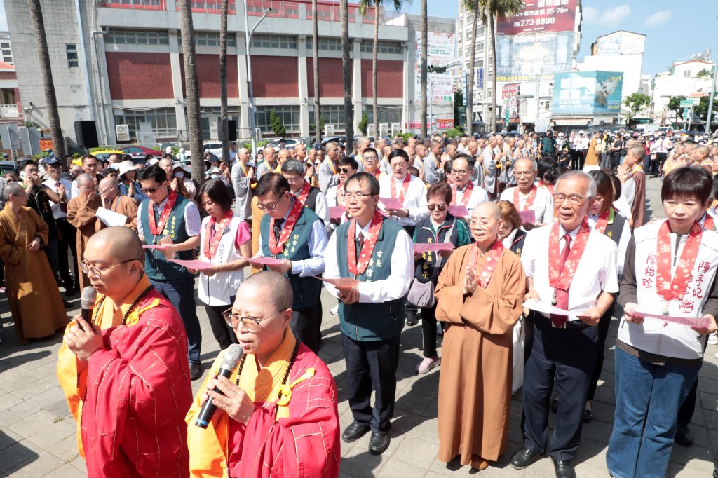 千人托缽弘法感動台南    黃偉哲感謝佛光山為社會注入善念力量