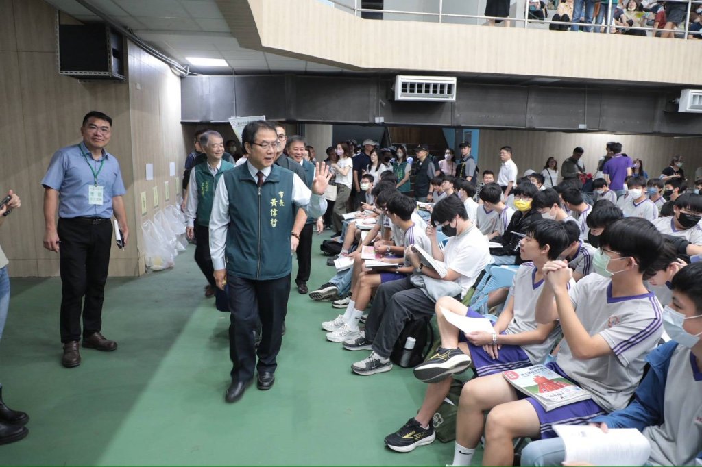 【會考登場】黃偉哲赴台南一中視察考場    慰勉試務團隊辛勞