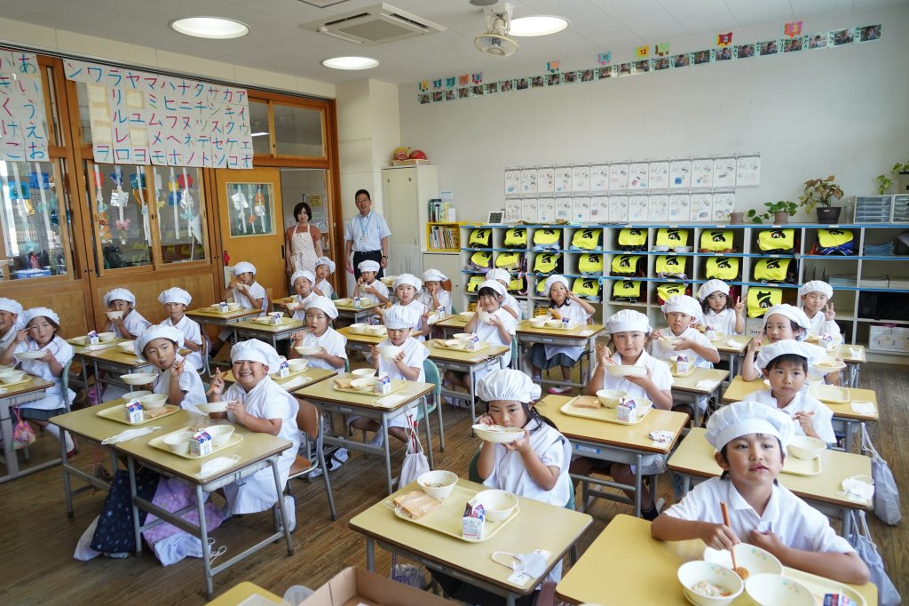 台南金鑽鳳梨跨海傳情 日本友誼市學生齊喊「好好吃」