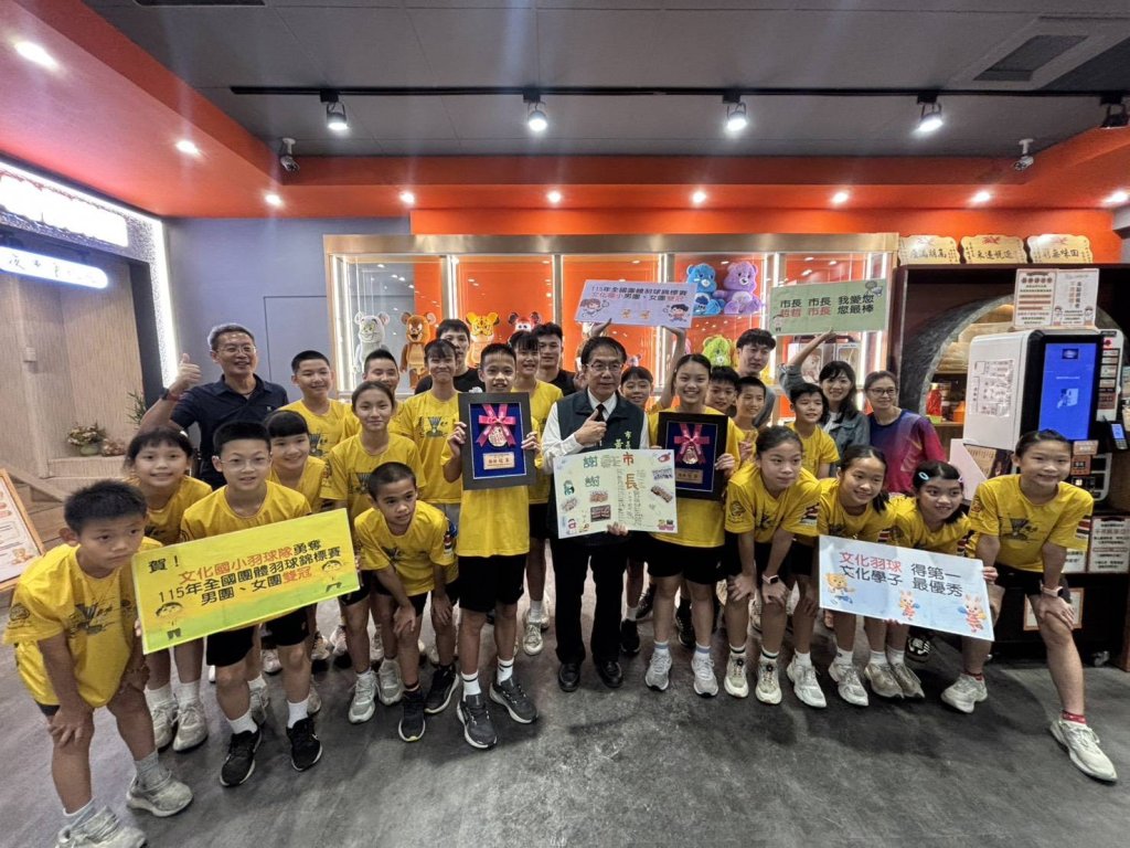 文化國小羽球隊勇奪全國男女團體雙冠 黃偉哲兌現牛排之約慶功