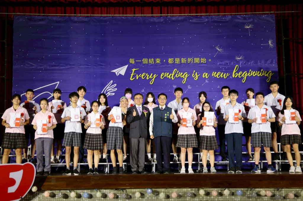 冒雨不缺席！臺南市長黃偉哲現身3校畢典 勉學子勇敢追夢