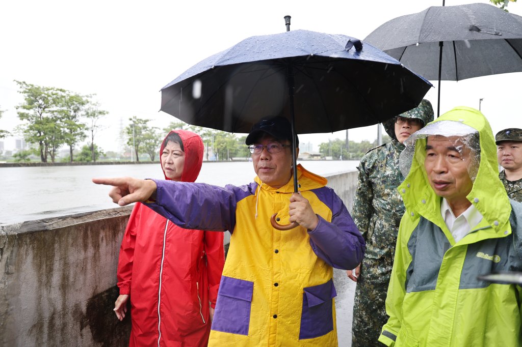 豪雨壓境三爺溪水位飆升！黃偉哲冒雨勘查：治水預算應優先過關