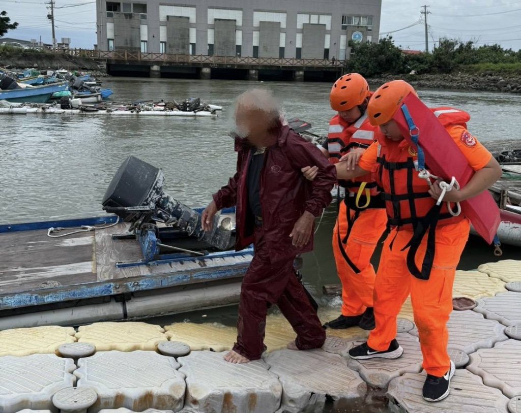 影/豪雨襲臺南險奪命！民眾落海命懸一線 海巡即刻救援脫險