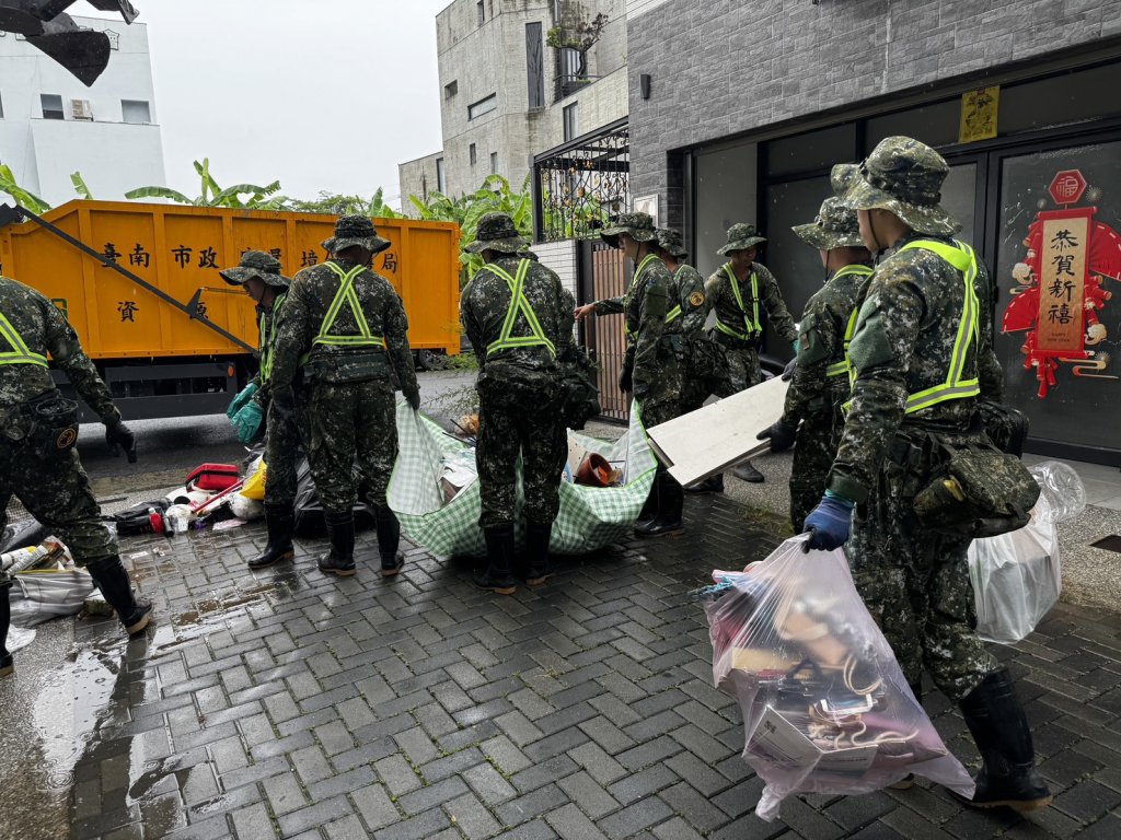 國軍進駐助清淤　臺南軍民攜手重建家園、加速豪雨災後復原