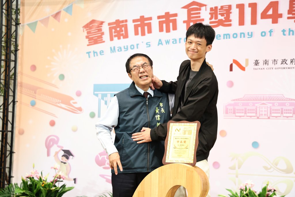 市長陪拍變主角！黃偉哲獲畢業生頒「最佳市長獎」　暖心互動圈粉