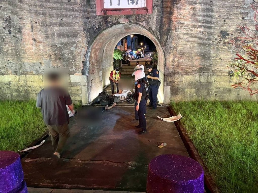 少年騎微電車雙載失控 衝入恆春古城南門圓環釀2傷