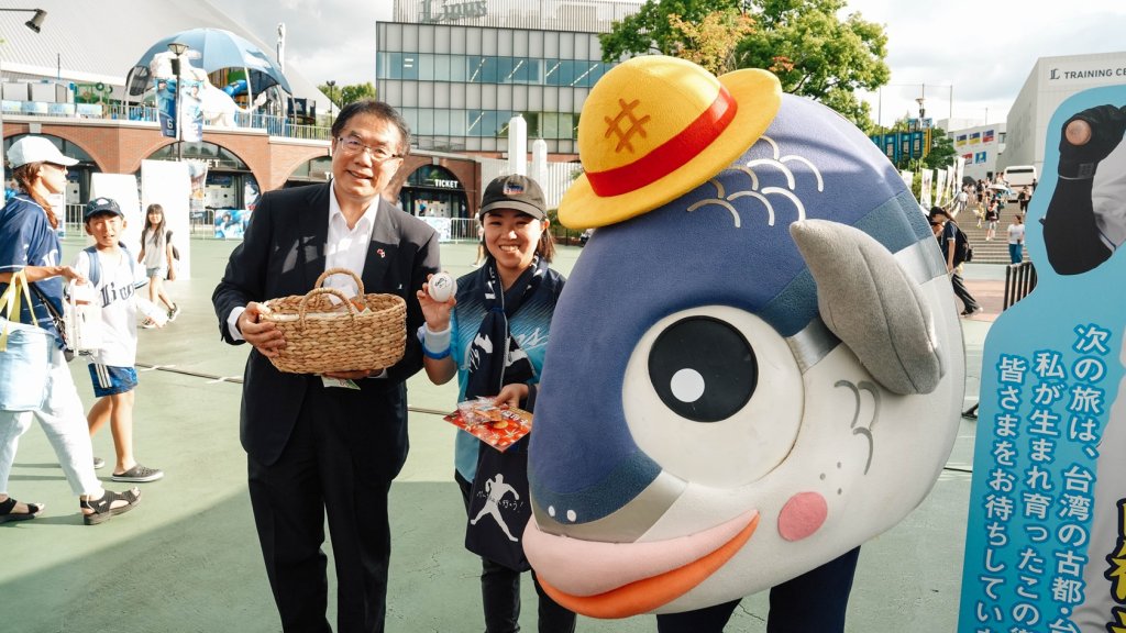 臺南觀光日亮相Belluna巨蛋 黃偉哲穿06號球衣開球行銷臺南