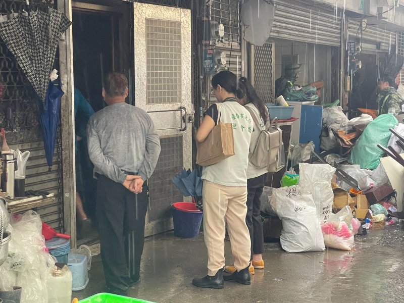 一戶一社工暖心相挺！臺南社會局深入安南火災災區  陪伴受災戶重拾生活