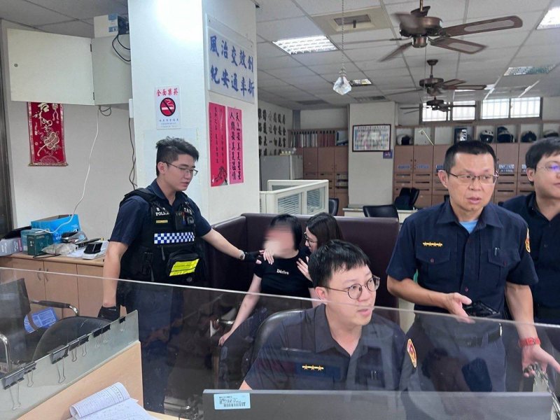 危急一刻伸援手！女子走入車流欲輕生   歸仁警暖心勸回