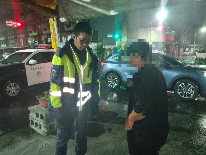情緒低落深夜離家  永康警冒雨尋人「退勤不退班」暖心護平安