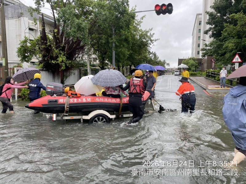 豪雨狂炸安南長和路積水 消防出動橡皮艇接駁病患安全就醫