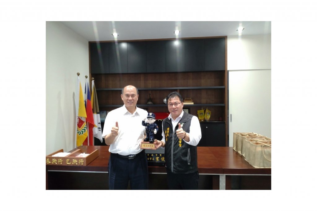 與臺南市政府警察局局長，深化警民合作以創造安定的經商環境，協調上下貨交通疏導配套