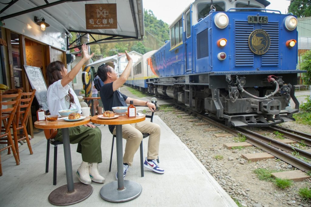 翁章梁攜手超人氣主播 帶玩阿里山小火車！<大和傳媒>