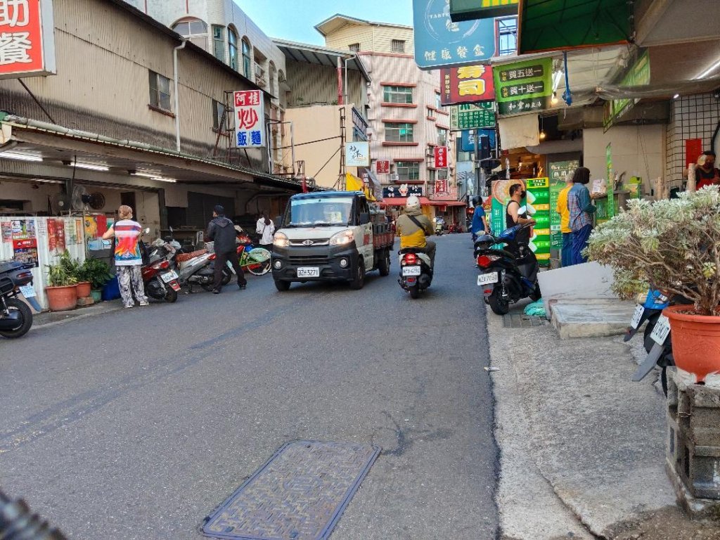 台南警一分局府東派出所轄區 街道紊亂行人與車爭道險象環生<大和傳媒>