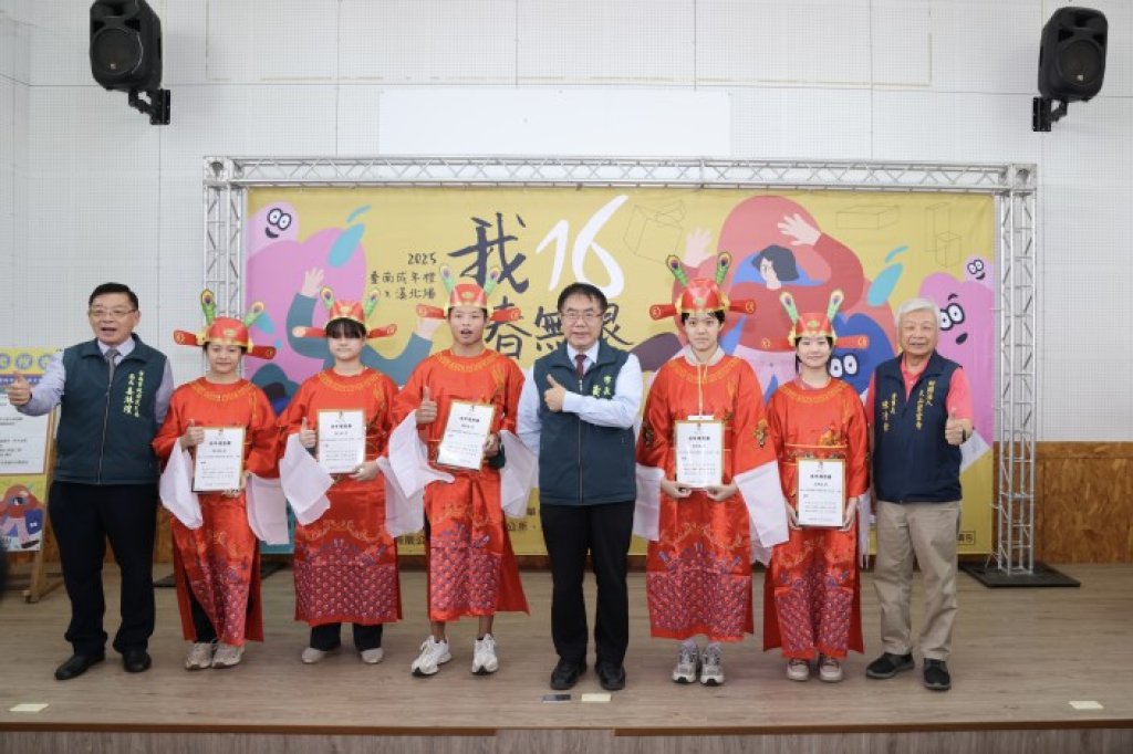 台南白河火山碧雲寺做16歲成年禮 黃偉哲頒證書為學子祈福<大和傳媒>
