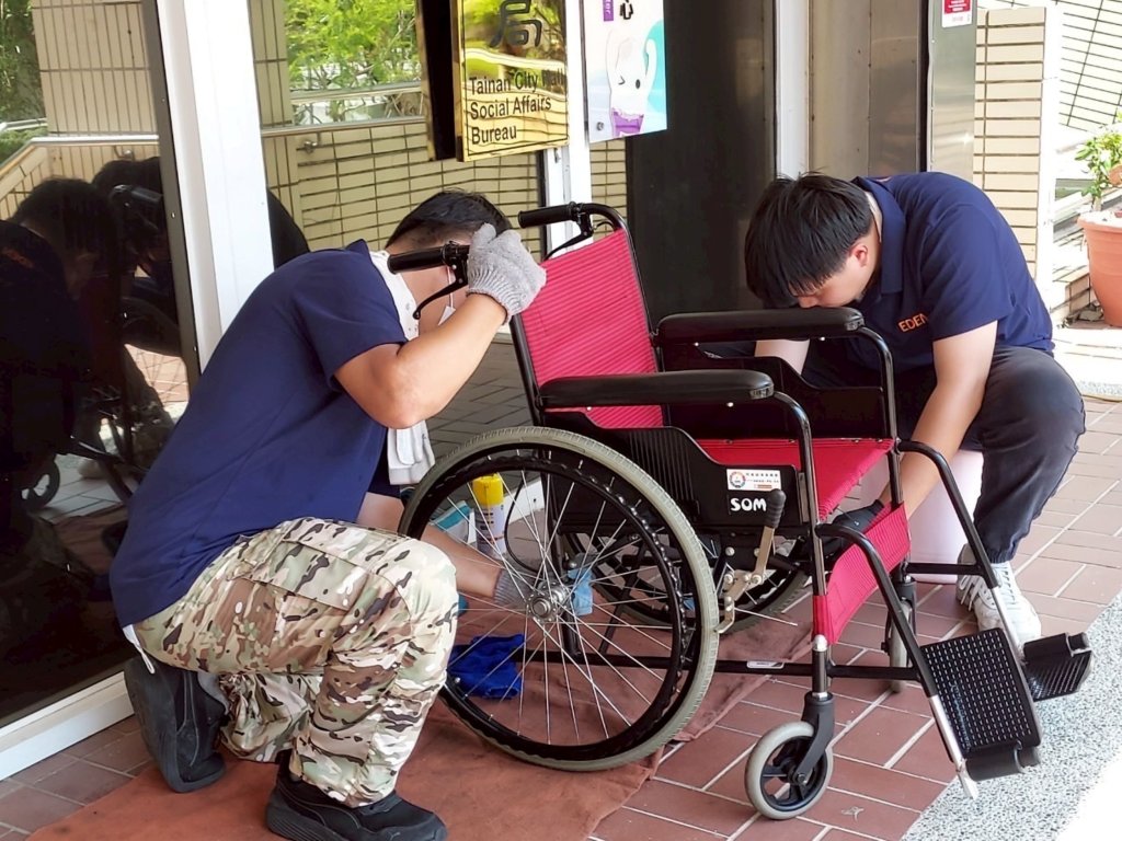 黃偉哲推廣輔具暖心維修守護行動安全 南市災後首場輔具清消高齡長者直呼「好用極了！」<大和傳媒>