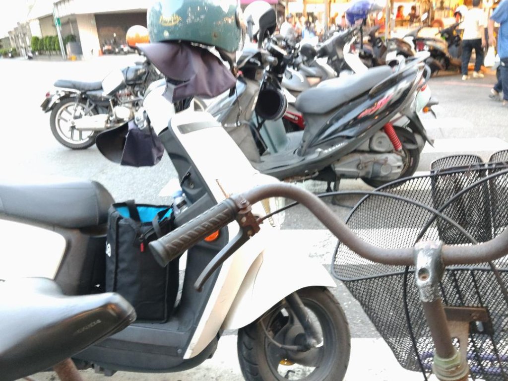 台南警一分局德高派出所轄區 車輛停放紊亂行人與車爭道險象環生，警應加強勸導勿動輒開單惹民怨<大和傳媒>