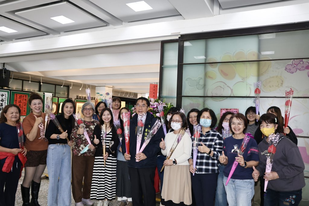 2026婦女節將至 黃偉哲贈送火鶴花 祝福全市婦女健康快樂<大和傳媒>