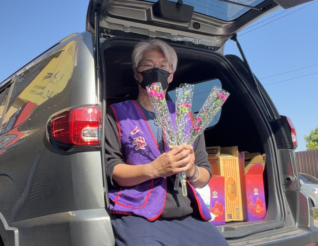 人安基金會「母親節關懷送愛」  花開心間   單親媽母親節展笑顏