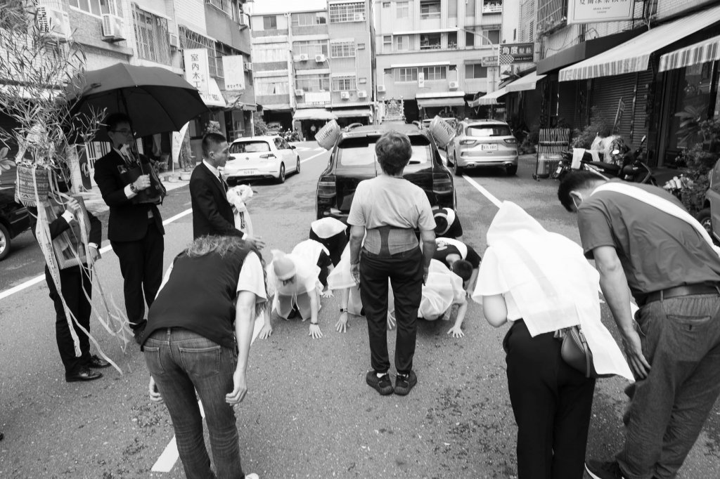 喪禮攝影：以尊重亡者為前提的不使用閃光燈策略