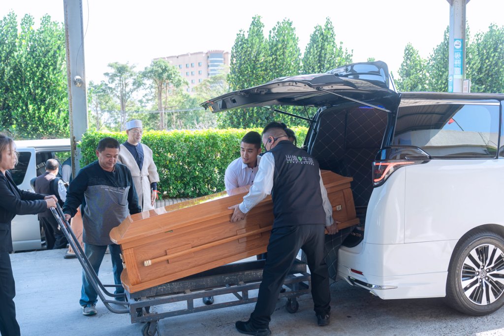 跨文化告別儀式比較：從世界看生死，從鏡頭看情感