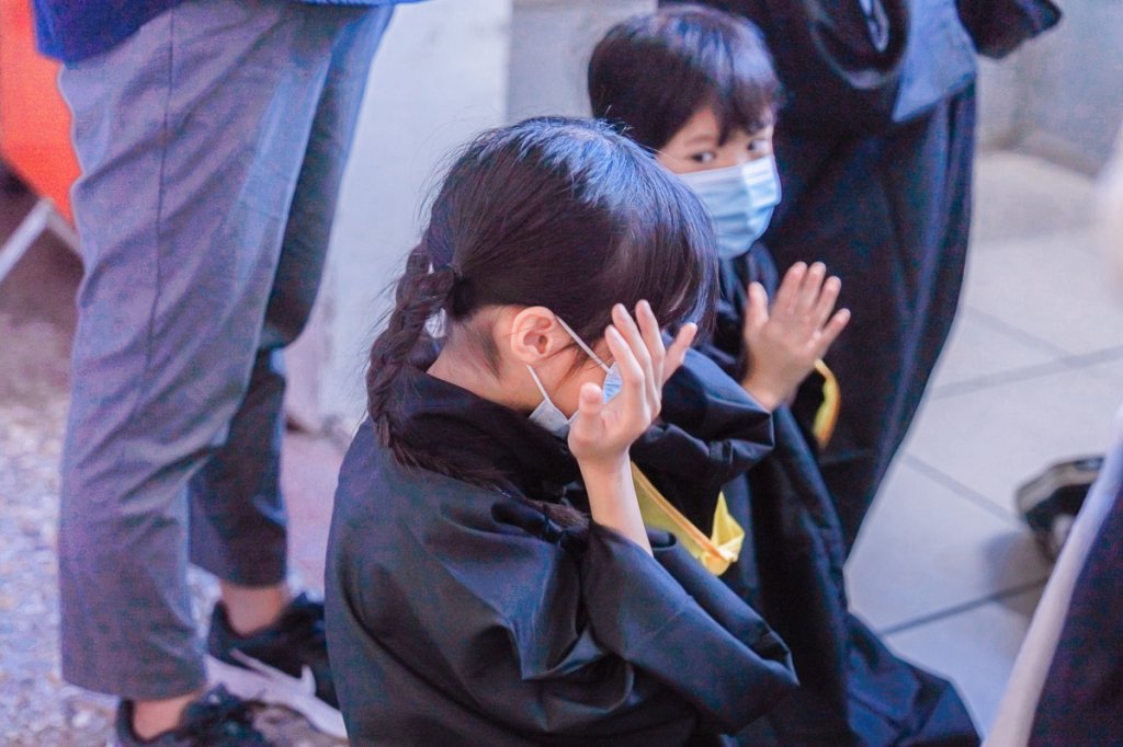 那天沒有任何人哭出聲，但每個人都紅了眼眶