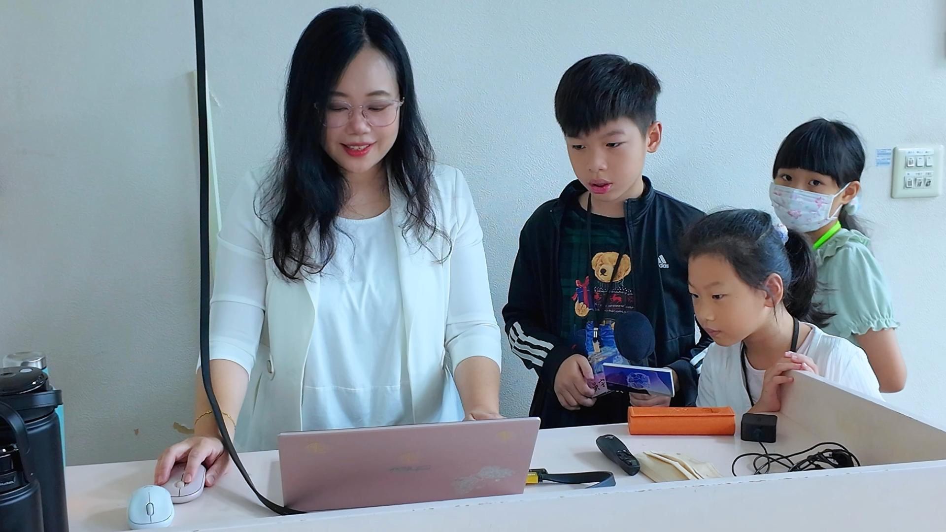 一張含有 人員, 服裝, 牆, 人的臉孔 的圖片AI 產生的內容可能不正確。